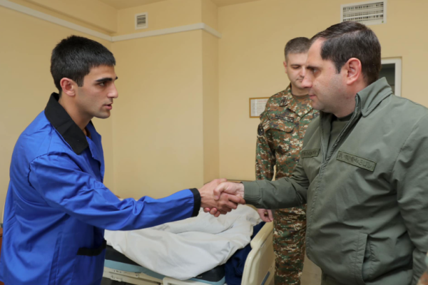 Սուրեն Պապիկյանն այցելել է Սոթքի ուղղությամբ ադրբեջանական սադրանքի հետևանքով վիրավորում ստացած զինծառայողներին