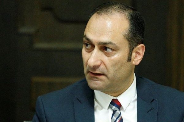 Արտակ Զեյնալյանը քվեարկության եկել էր կնոջ, դստեր և զորակոչիկ որդու հետ